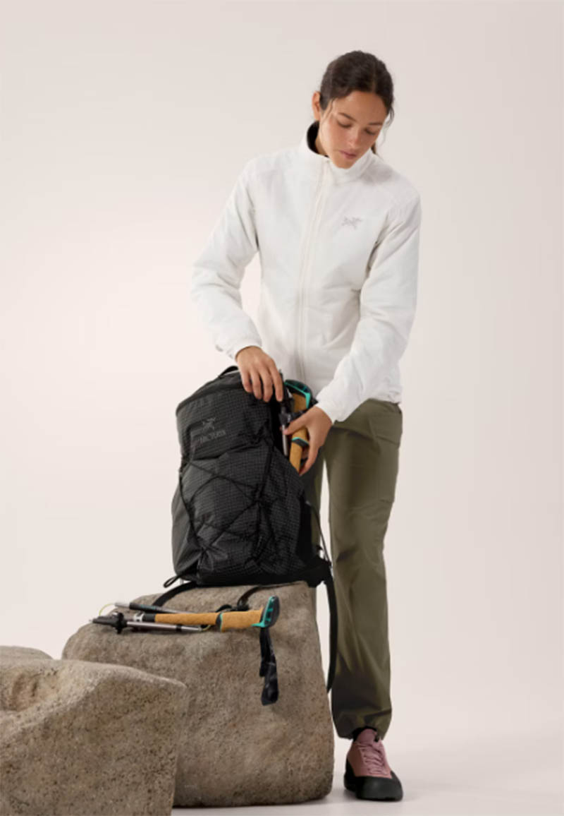 Arcteryx 始祖鳥 女款 Atom 化纖外套 Coreloft外套 黑 絹絲白 X000009855 登山外套